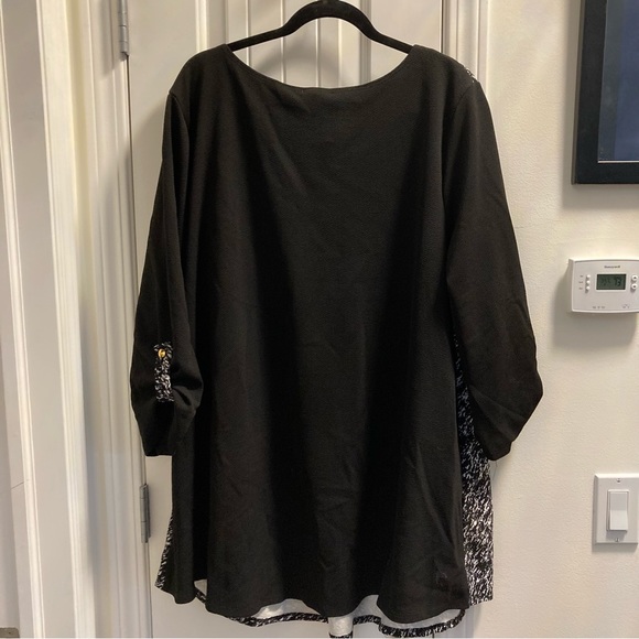 Avenue Size 26/28 Black and White Pattern Top NWT - Picture 3 of 10